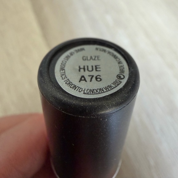 MAC Cosmetics Hue Lipstick. - Picture 4 of 6